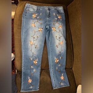Chicos ankle length jeans. So slimming ankle length jeans